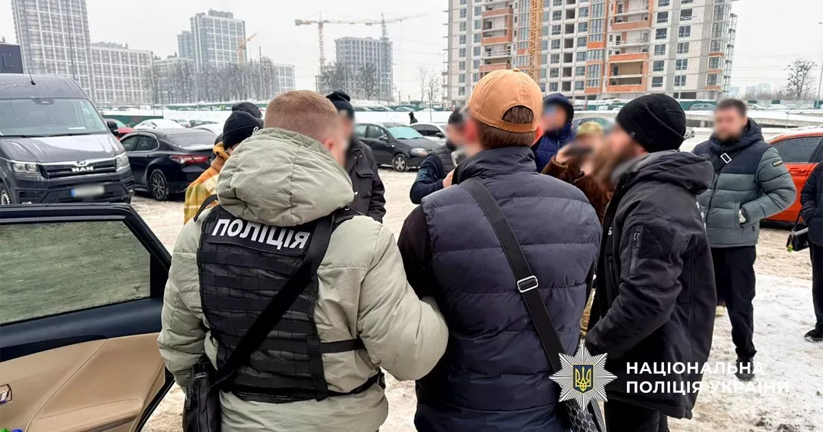 У Києві затримали продавців високоякісних фальшивих доларів