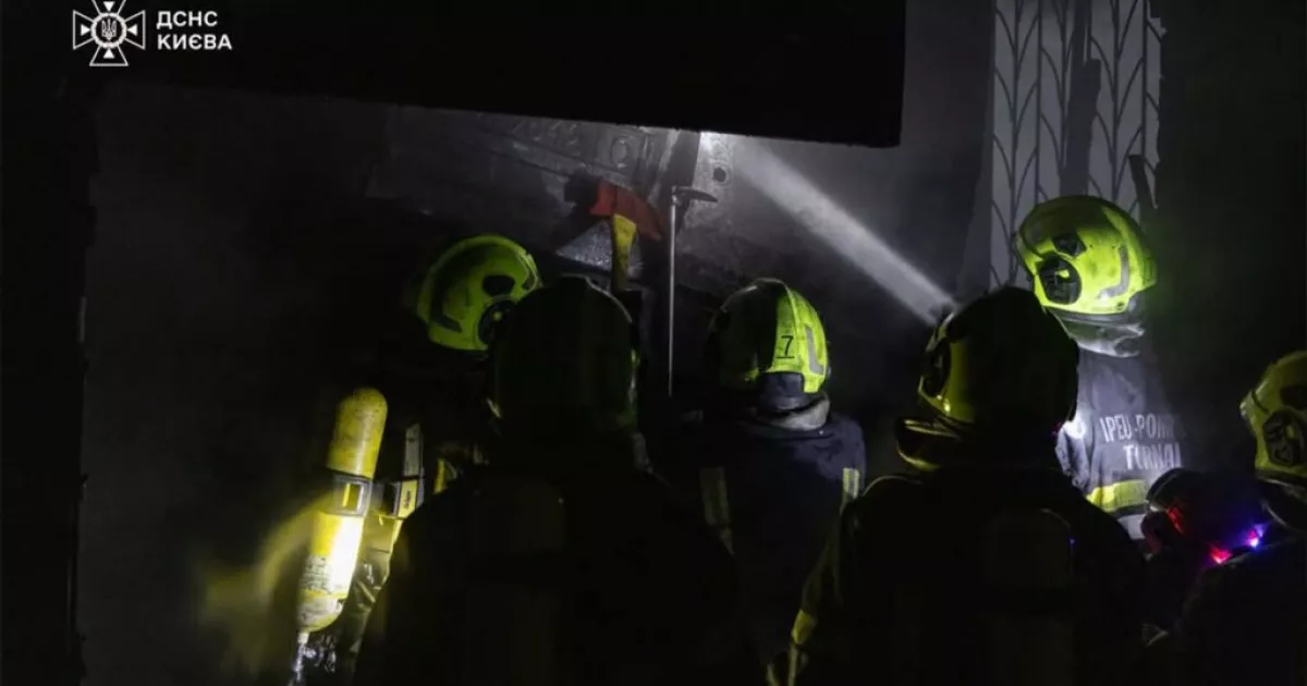 Вогонь не вщухав дві години: на Подолі згорів двоповерховий гараж