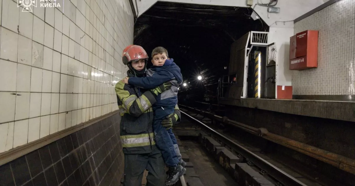Кілометр пішки під землею: як у Києві евакуйовували пасажирів метро