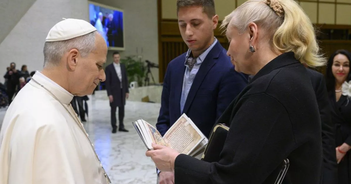 Українська духовна спадщина у Ватикані: Папі Римському передали книгу про Софію Київську