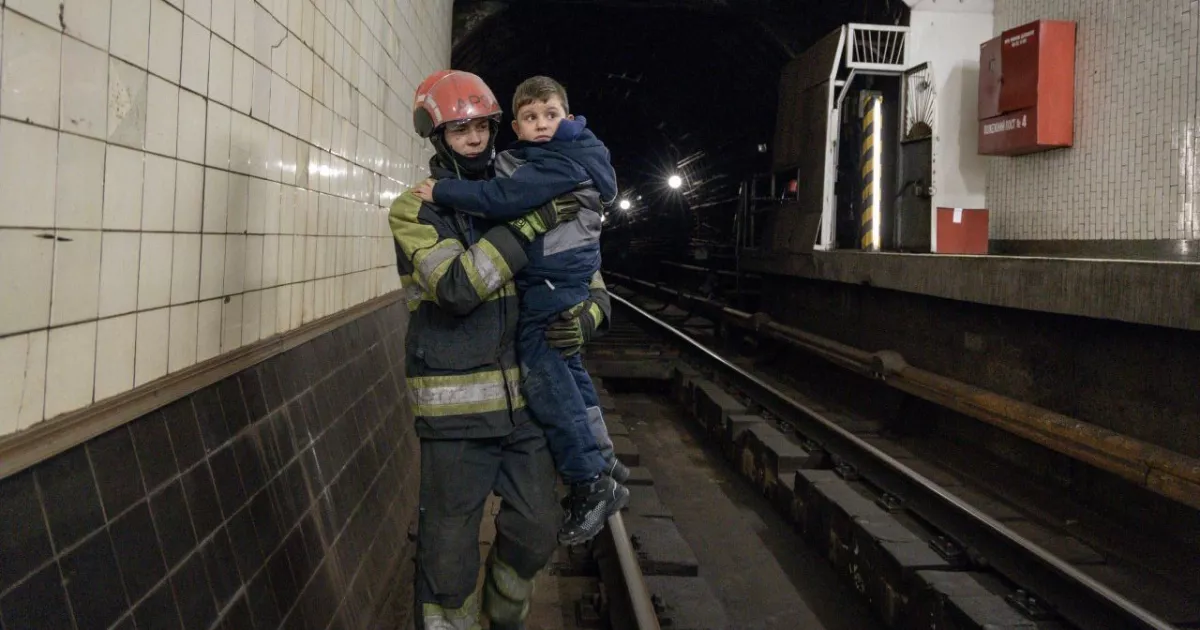 Поїзди застрягли в тунелях: у Києві під час аварії в метро евакуювали 481 людину
