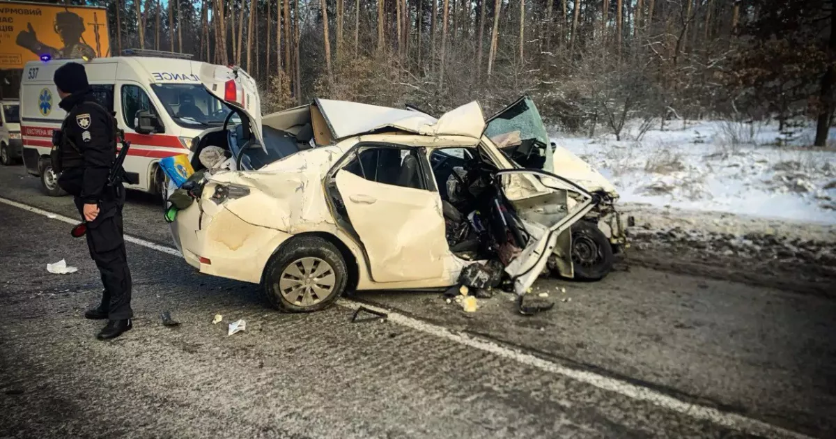 На трасі під Києвом зіткнулися чотири автівки, є жертви. Кадри з місця події