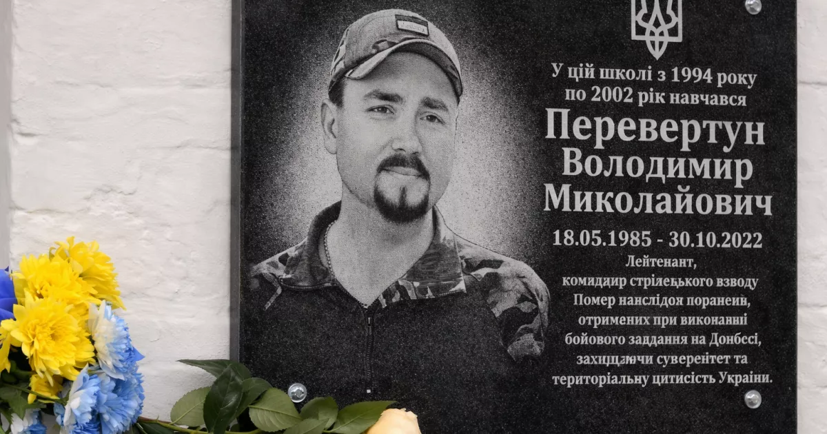 Обличчя нашої свободи: у Рокитному відкрили меморіальну дошку на честь лейтенанта Володимира Перевертуни