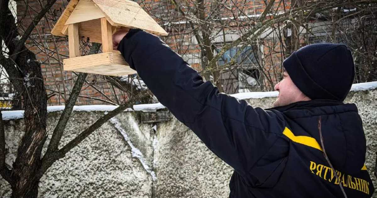 Рятувальники Білої Церкви дбають про птахів у період зимових морозів