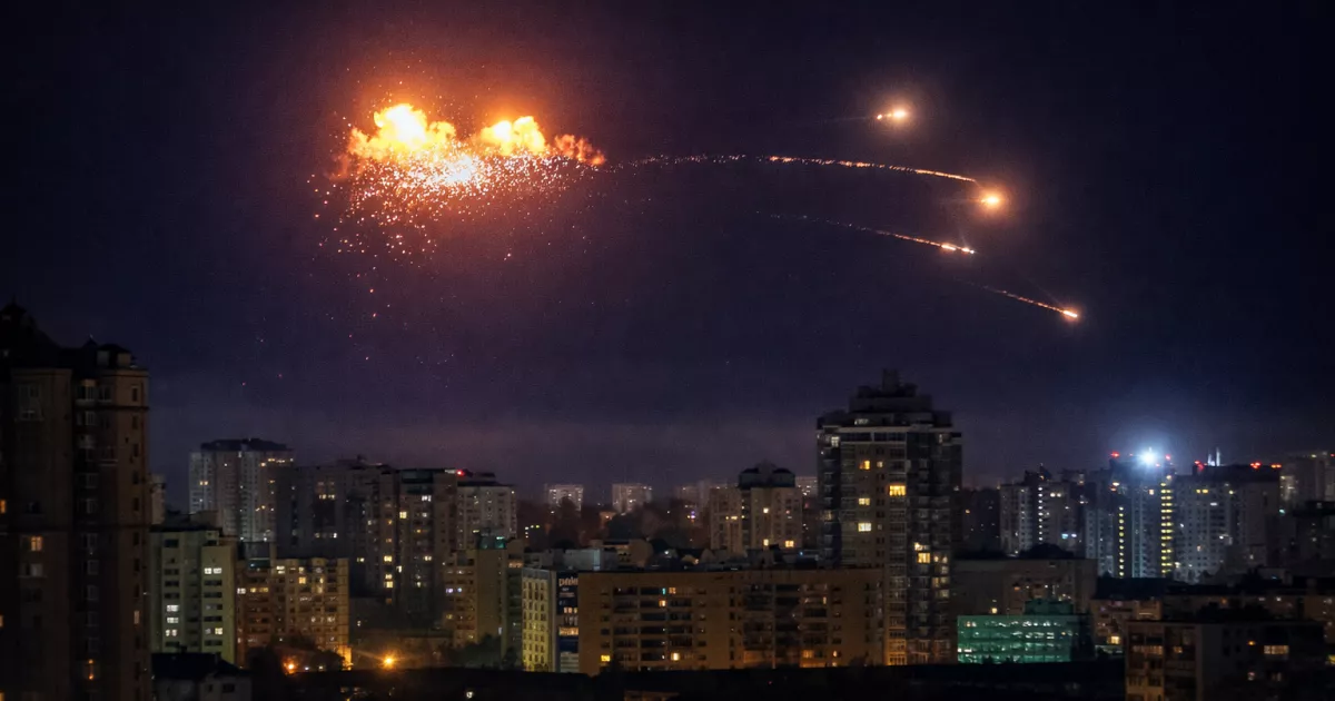 У Києві через нічну атаку пошкоджено багатоповерхівки та заклад освіти