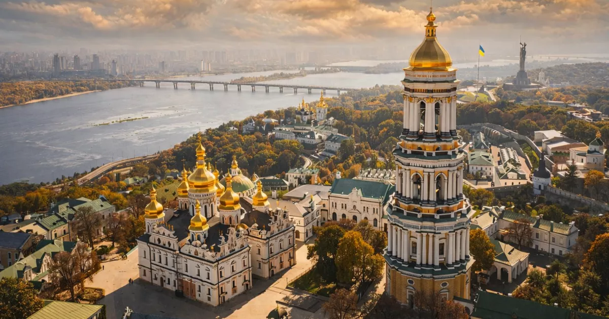 Білизна на тлі бароко: у мережі показали унікальне фото 1967 року, де в дзвіниці Лаври був гуртожиток