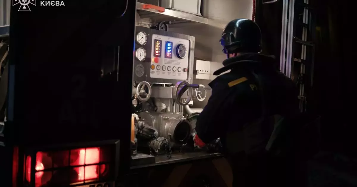 Крижаний вогонь: як київські рятувальники приборкували пожежі у висотках при –20°C