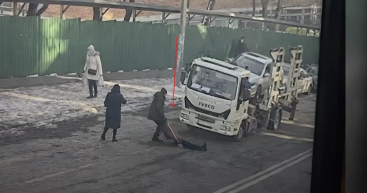 Відправив у кому за евакуацію авто: на Печерську власник машини-порушника по-звірячому побив водія спецтехніки