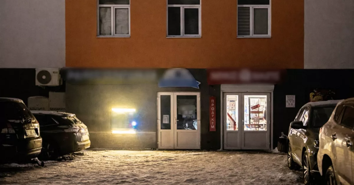 У масці та з пістолетом: у Софіївській Борщагівці розбійник пограбував магазин посеред дня