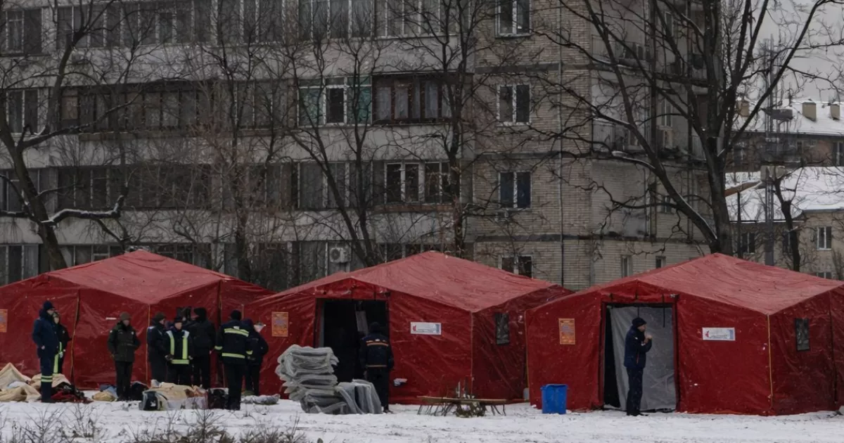У Дніпровському районі Києва на території школи розгорнули намети ДСНС: як це виглядає і для чого вони потрібні