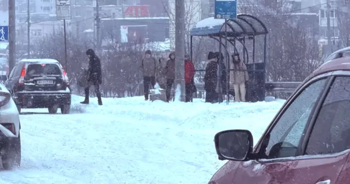 Вулиці Києва під снігом: водії стикаються з заторами та ожеледицею