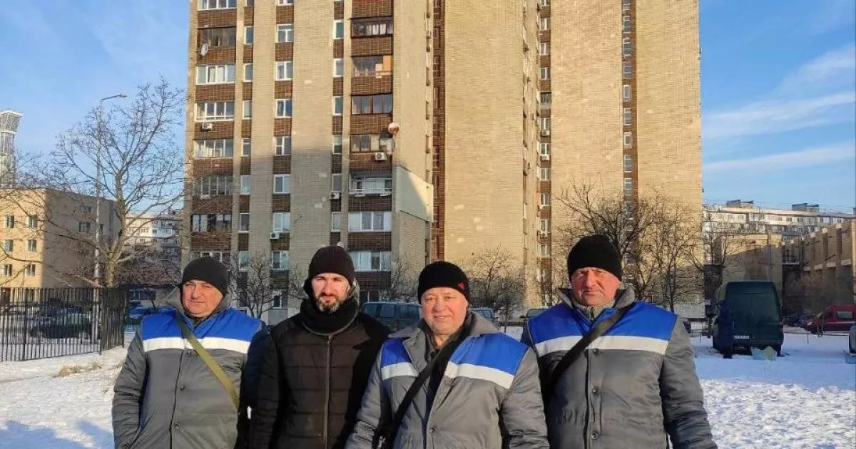 Київ тримається на людях: комунальники з Вараша допомагають відновлювати магістральні мережі столиці