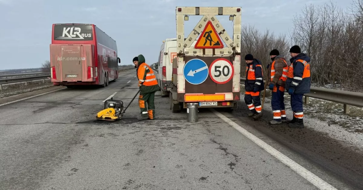 Латають ями на морозі: чи справді в Києві порушують технологію зимового ремонту доріг
