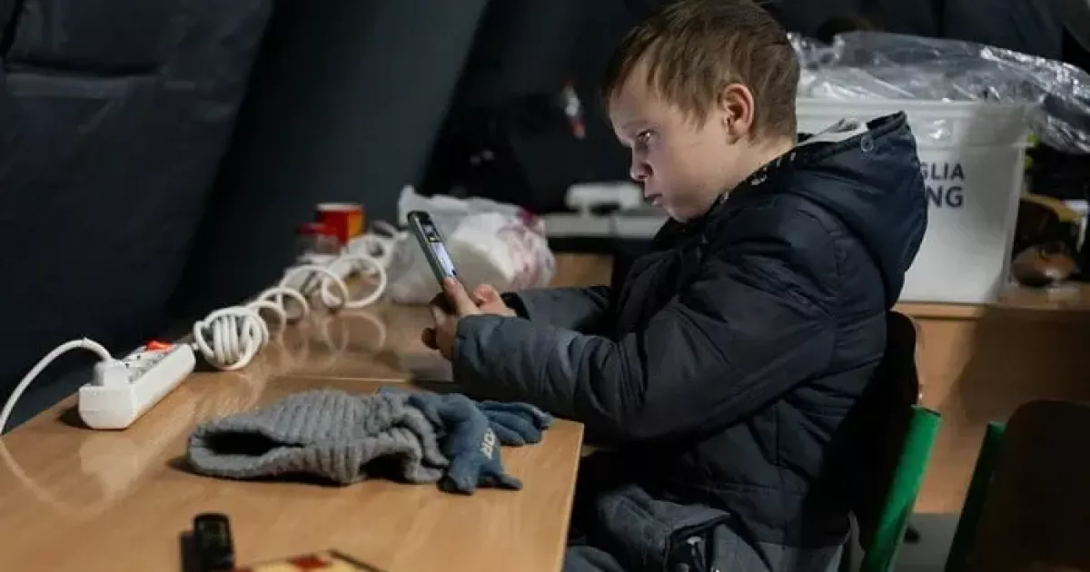 Школи Лівого берега йдуть в онлайн: як енергетична криза змінює навчання у Дарницькому та Дніпровському районах Києва