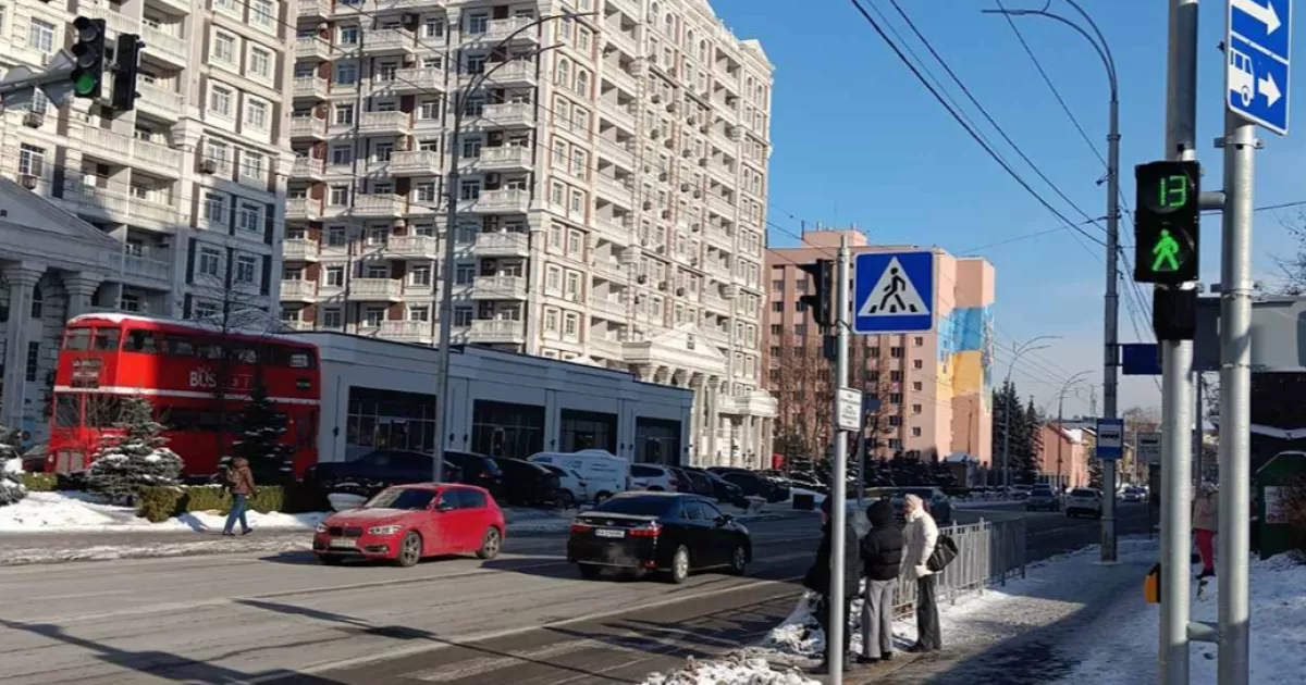У Голосіївському районі запрацював новий безбар’єрний світлофор із резервним живленням