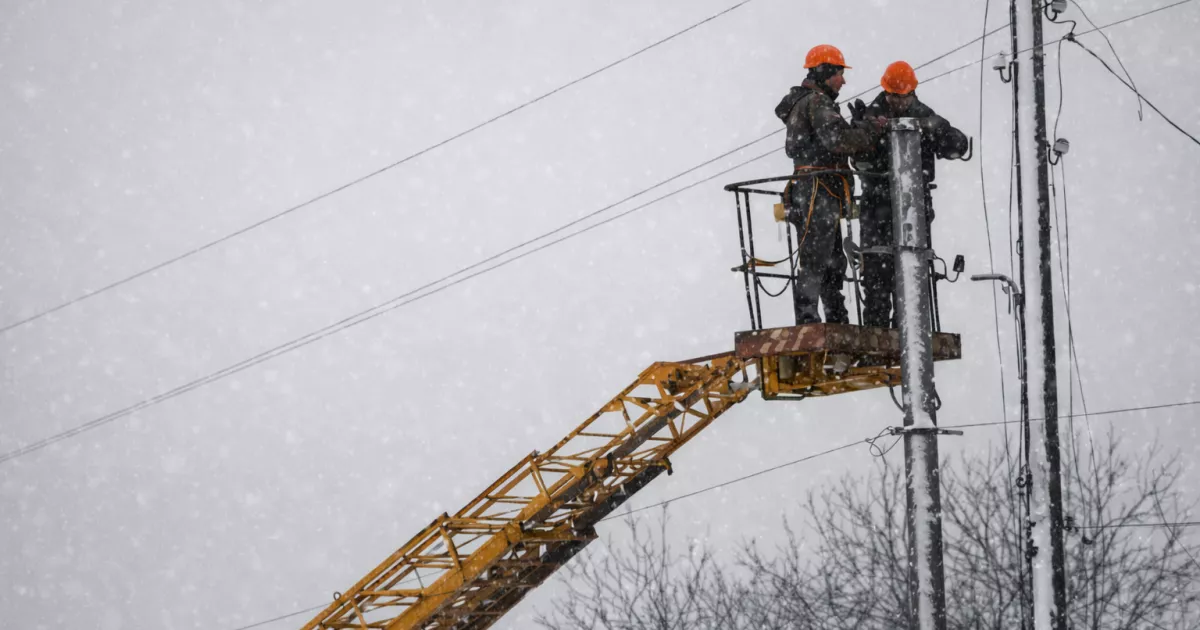 У Києві запровадили екстрені відключення світла, графіки не працюють. Що сталось та коли повернуть струм?