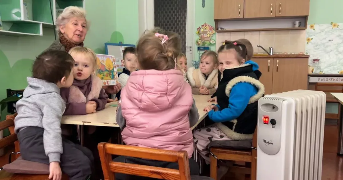 «Приносьте грілки»: у київському дитсадку температура впала до +2°C