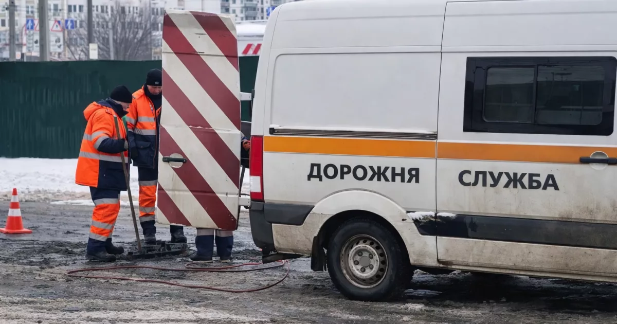 Зрада чи необхідність? Чому у Києві кладуть асфальт прямо на сніг при -6°C та скільки протримаються такі латки