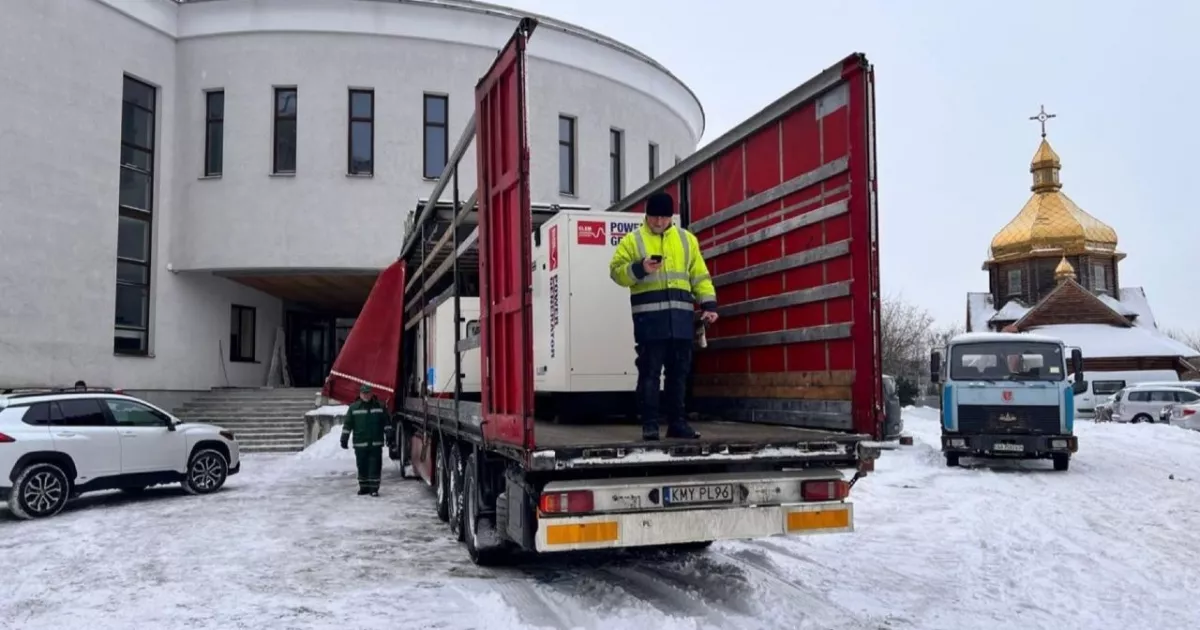 Світло від Кракова до Києва: Подільський та Голосіївський райони отримали потужні генератори від УГКЦ