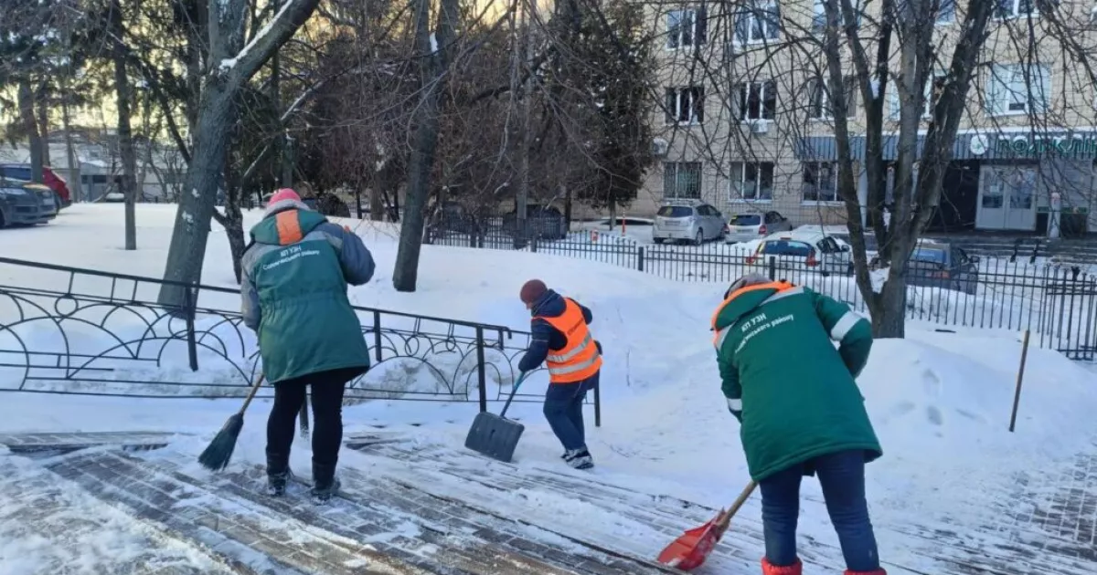 Столиця під снігом, але рух є: сотні комунальників працюють на дорогах