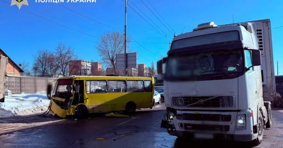У Києві вантажівка врізалась у маршрутку: постраждали пасажири, людей госпіталізували