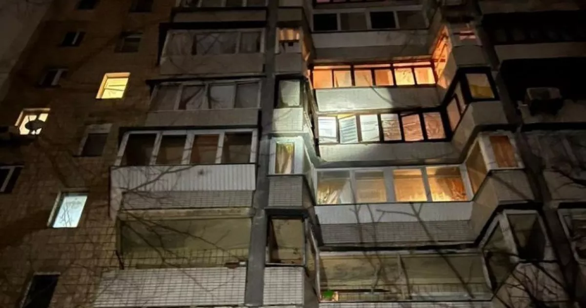 Нічна атака 12 лютого: уламок дрона влетів у квартиру киян