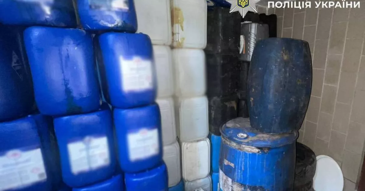 Зливали дизель просто з локомотива: у Києві викрили крадіжку пального з тепловоза