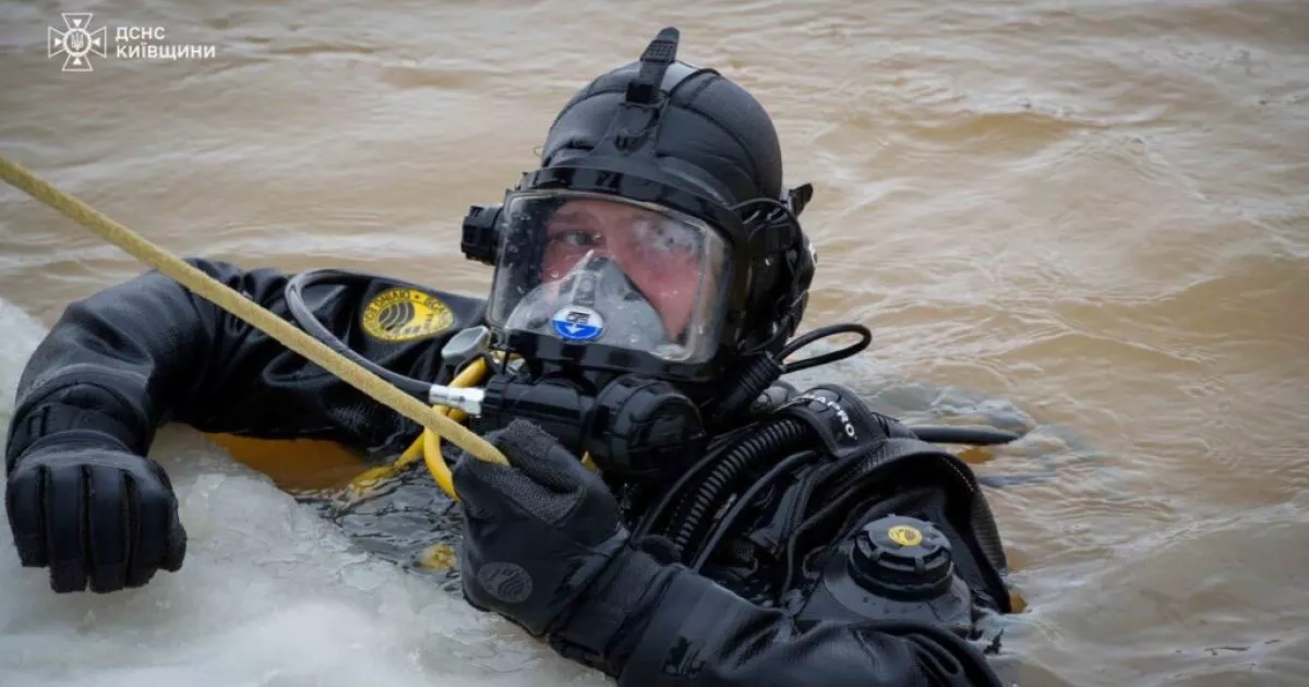Тиждень пошуків на Київському морі: рятувальники досі шукають водія затонулого УАЗа