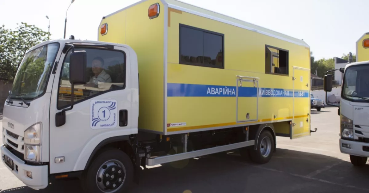 Прорив труби на Білицькій: у Києві перекрили вулицю та змінили рух автобуса