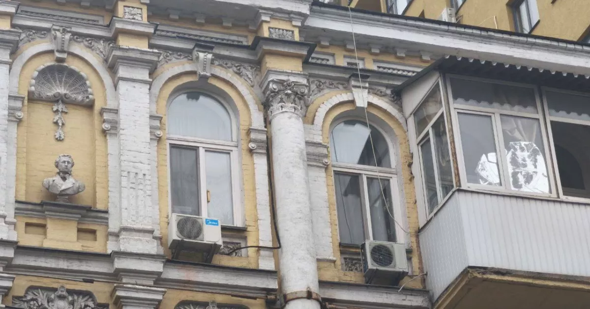 На Подолі зняли останнього Пушкіна: з фасаду на Костянтинівській демонтували погруддя