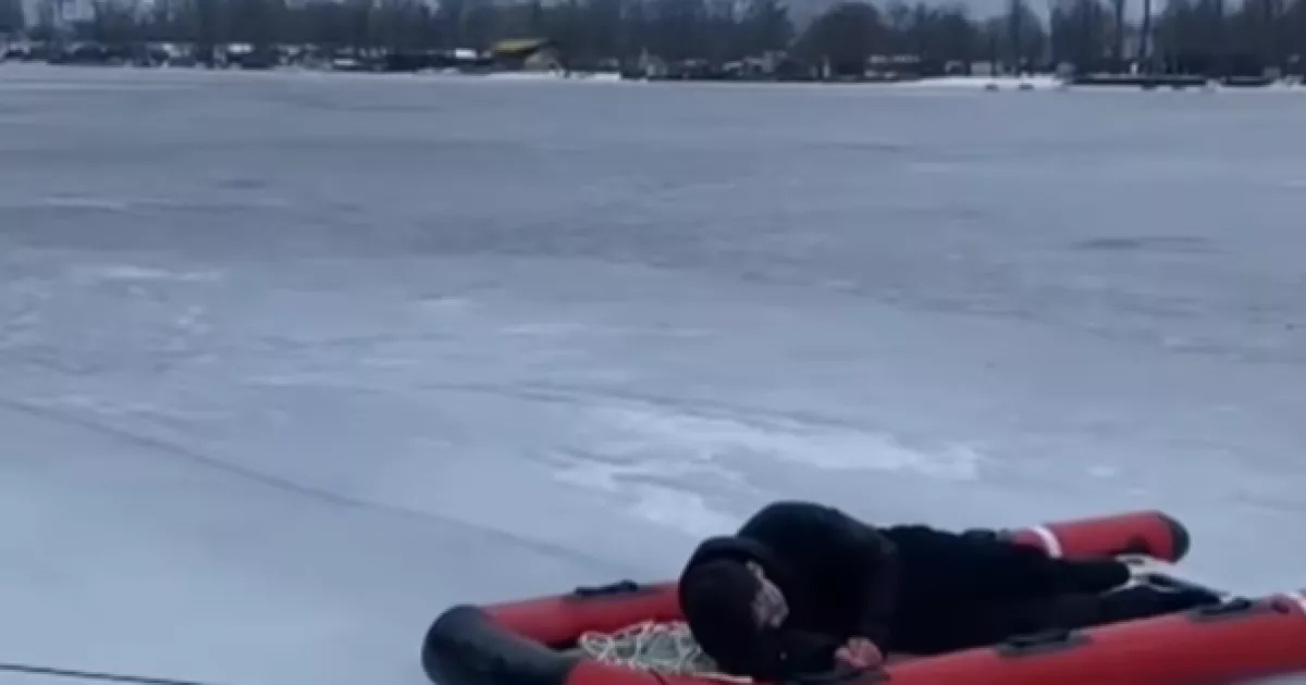 На Десенці двоє провалилися під кригу: 15-річного хлопця врятували, іншого шукають