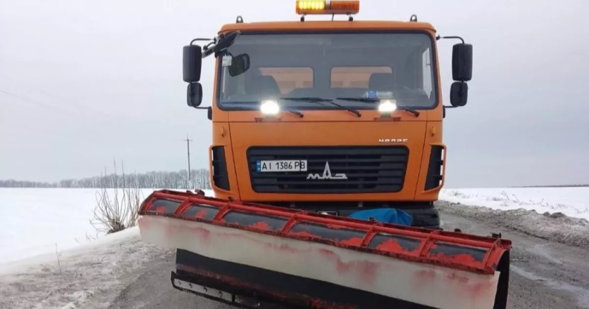 На Київщині розчищають дороги після снігопаду: на трасах працюють десятки одиниць техніки