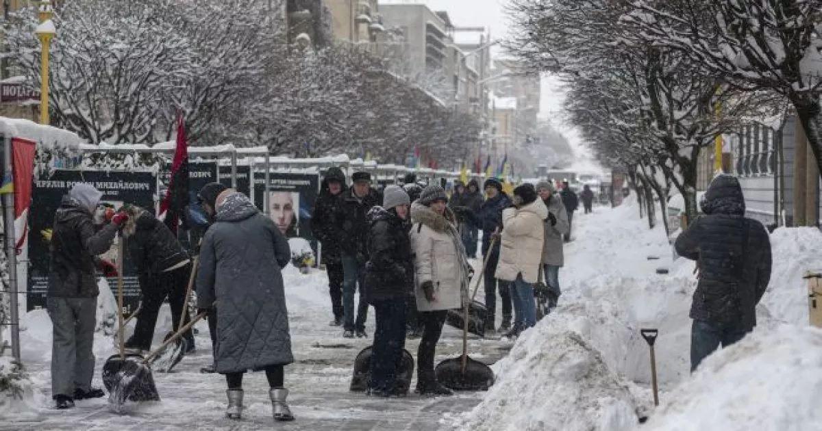 Сніг паралізував Київ: затори, ДТП і дорогі поїздки на таксі