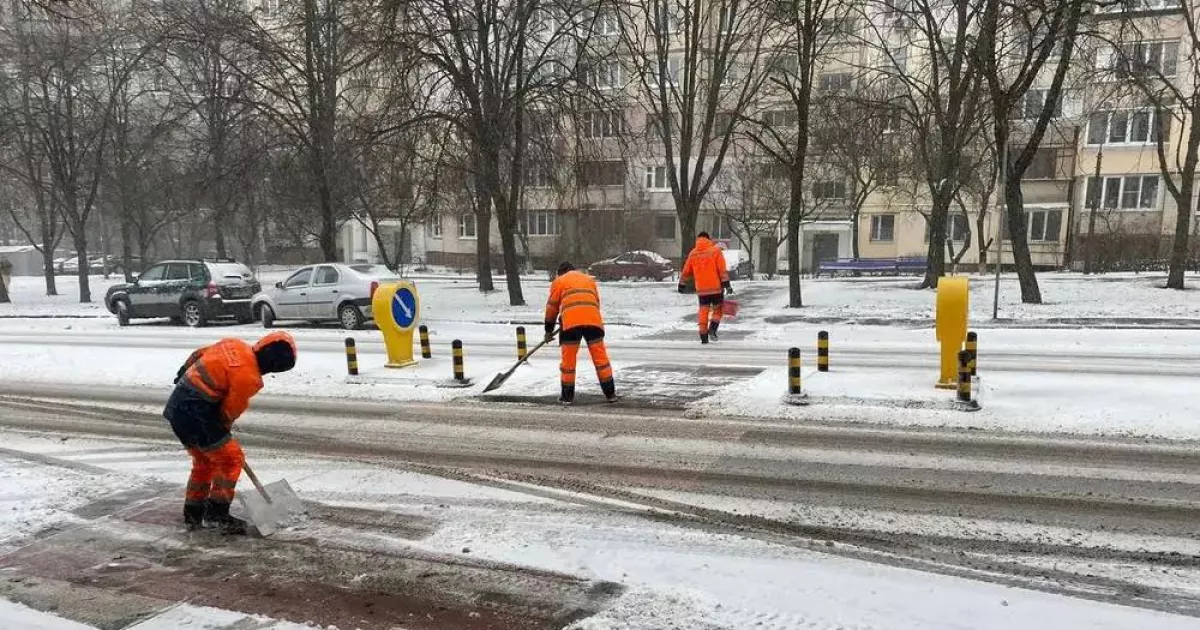 Сніг є, а прибирати нікому: чому київські двори потопають у заметах та куди зникли комунальники