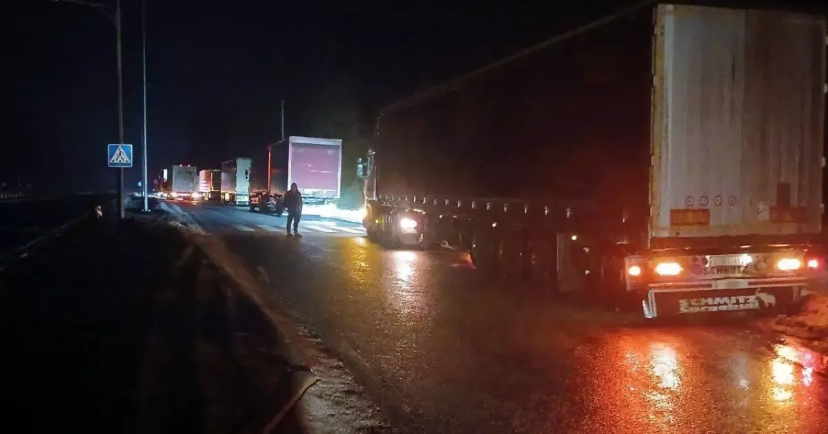 Зима паралізувала Київ і область: кілометрові затори, сотні ДТП і бездіяльність служб