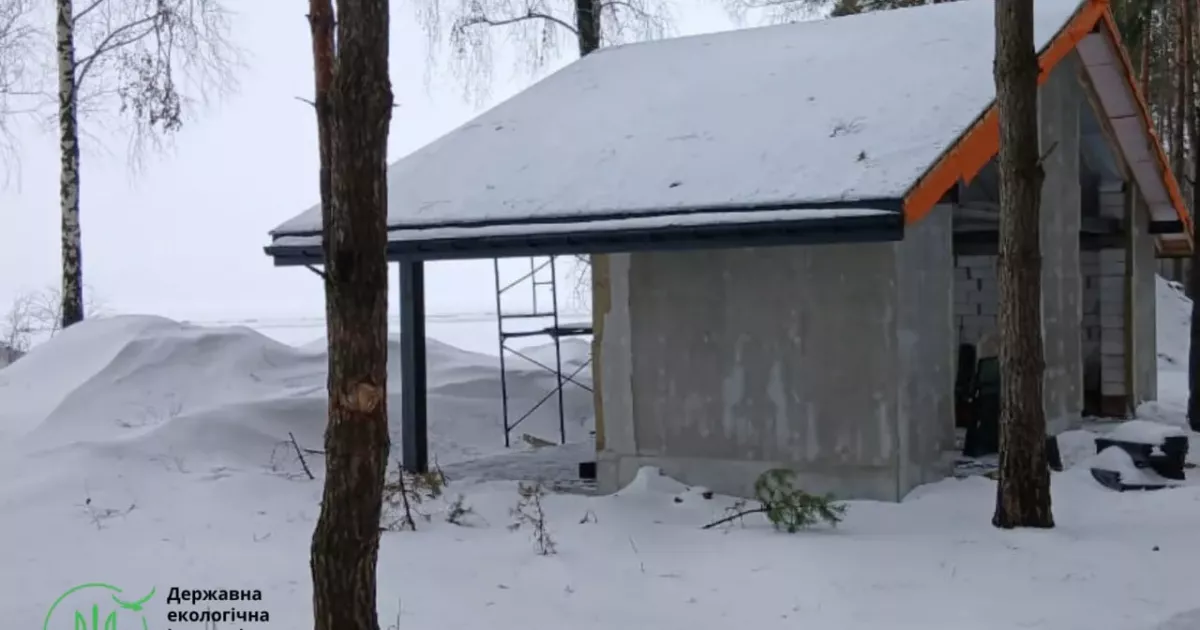 На березі Київського водосховища виявили незаконне будівництво без дозволів
