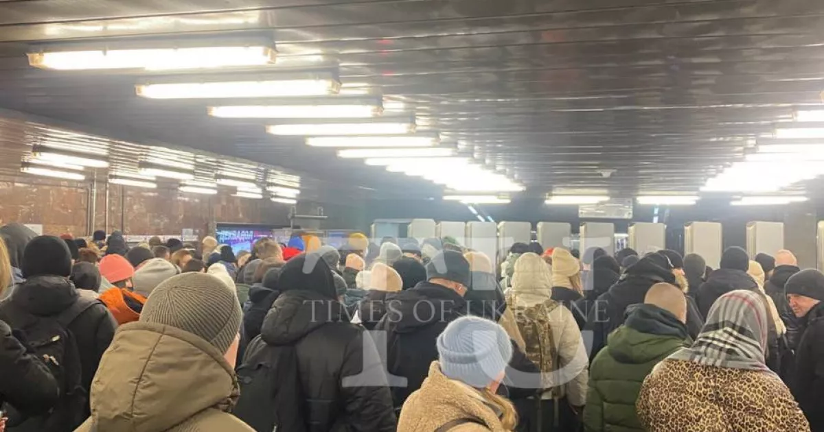 На станції метро «Позняки» у Києві проблеми з оплатою проїзду: працюють лише QR-коди