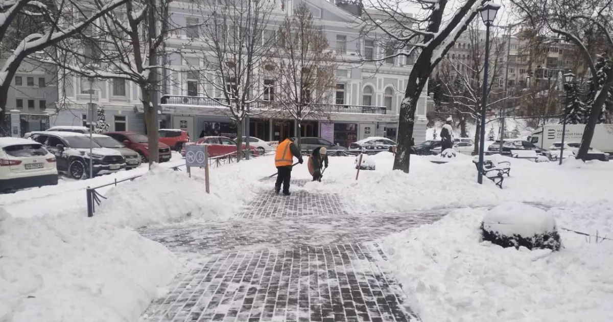 У Києві сніг прибирають 256 одиниць техніки: комунальники працюють безперервно