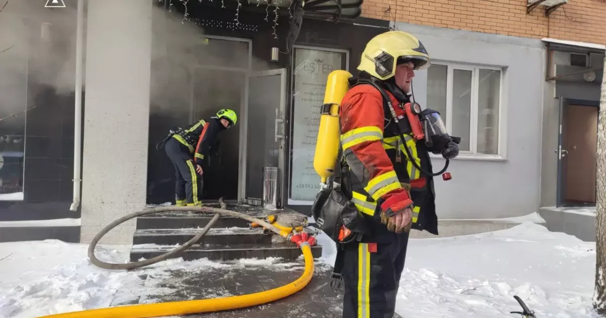 У Печерському районі Києва в салоні краси загорівся генератор