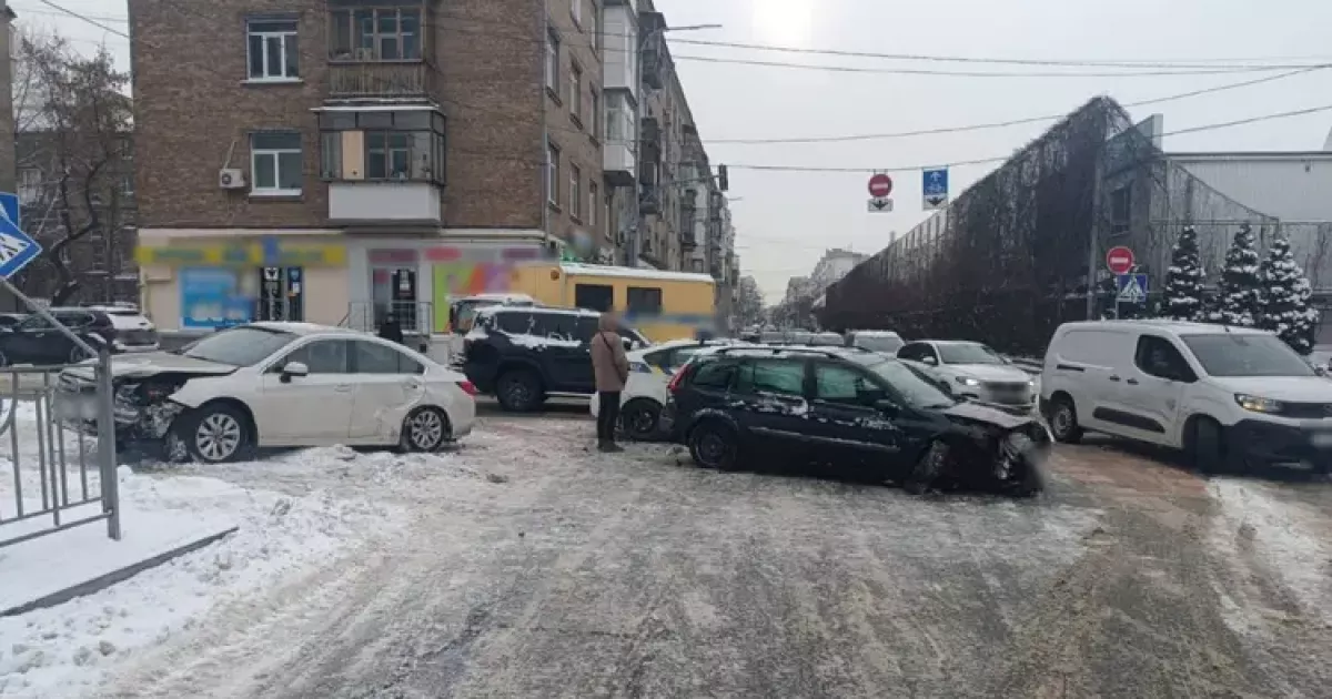 Великий затор на Межигірській через ДТП: обирайте інші маршрути