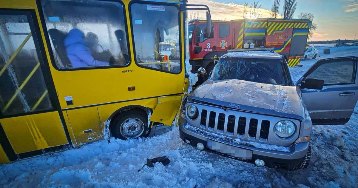 На Київщині ДТП зі шкільним автобусом: у салоні було 19 дітей