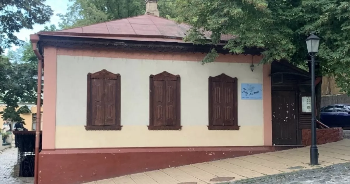 Суд арештував найстарішу дерев’яну садибу на Андріївському узвозі: роботи заборонено