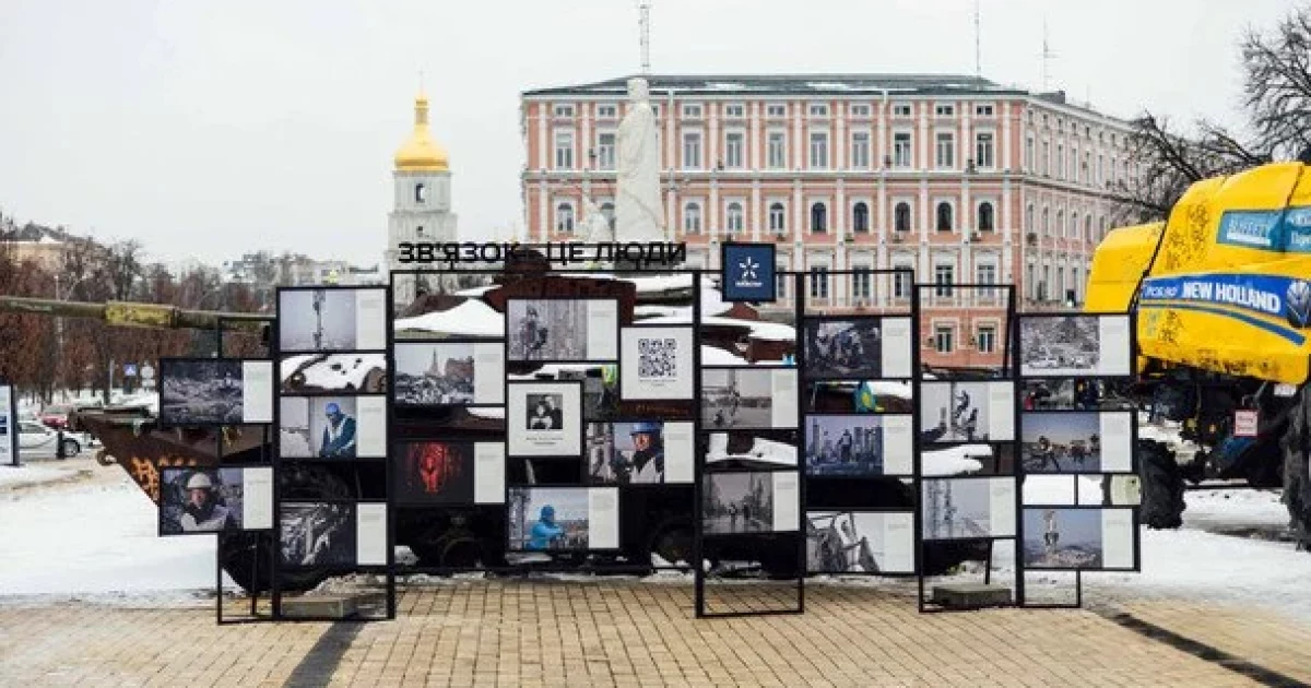 «Зв’язок – це люди»: на Подолі відкрили виставку про людей, завдяки яким ми чуємо рідних