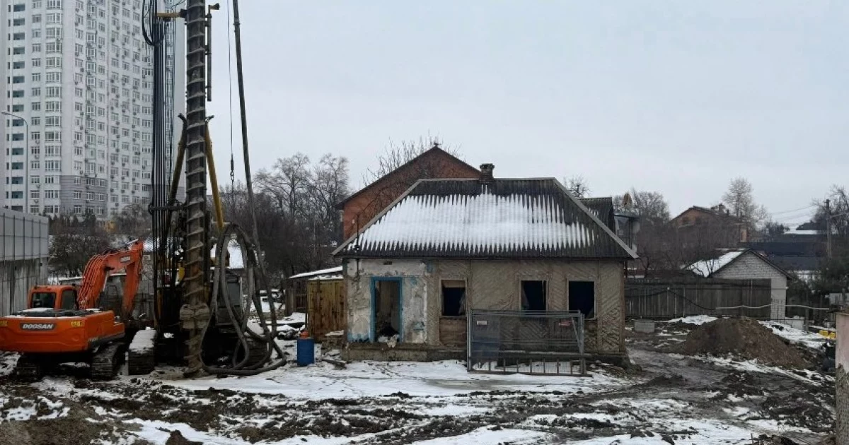 На Осокорках зносять стару дерев’яну садибу кінця XVIII століття: на її місці хочуть звести 24-поверхівку