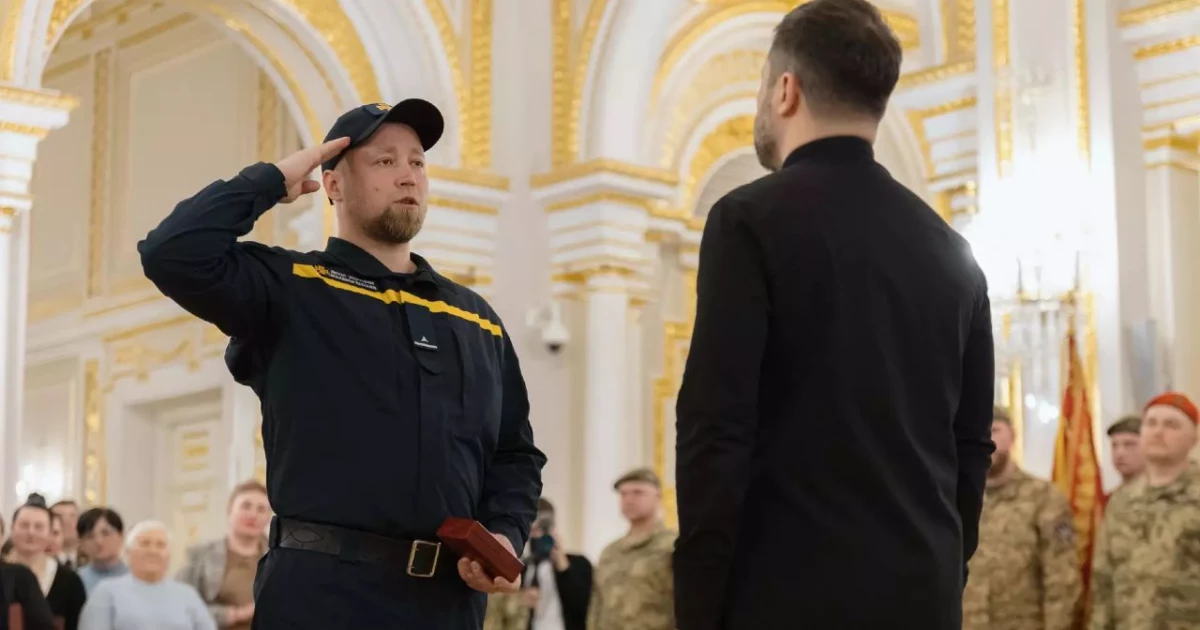 За тепло для Києва: Президент відзначив рятувальників ДСНС державними нагородами