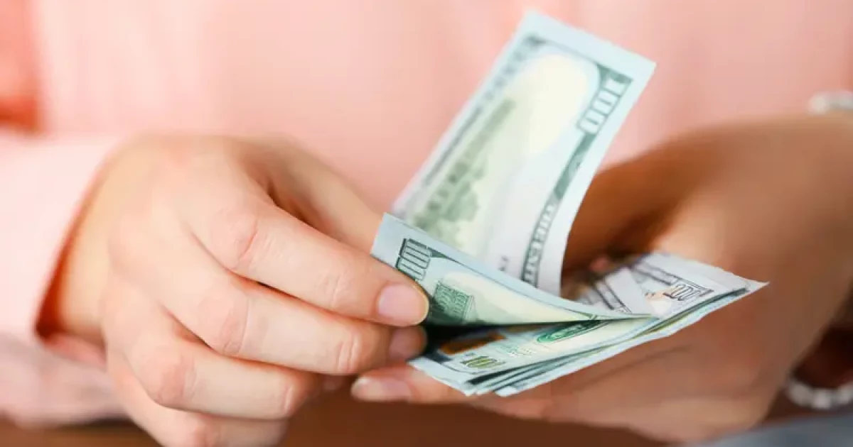 Курс валют у Києві: де вигідно купити та продати долари і євро сьогодні