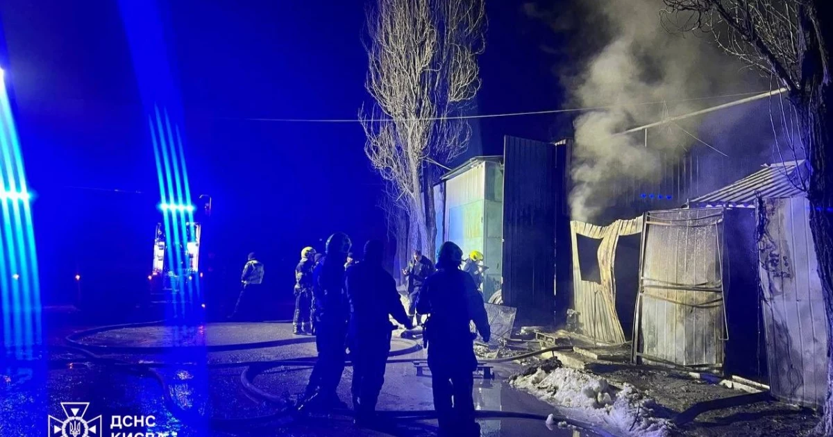 У Святошинському районі Києва рятувальники вночі ліквідували пожежу на території підприємства
