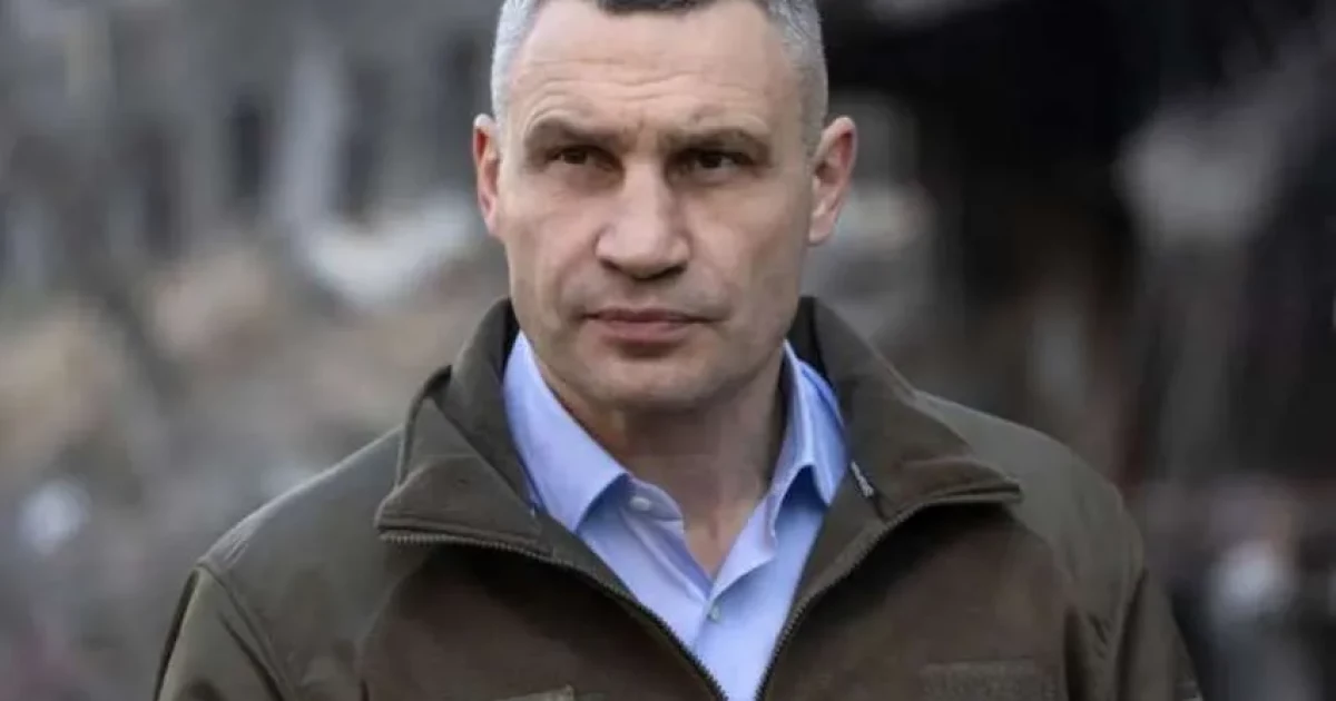 Послизнувся під мерією: керівник КМВА травмував руку, Кличко прокоментував у своєму стилі