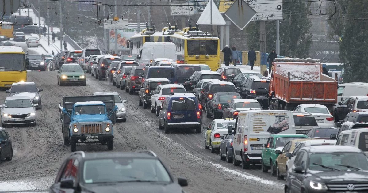 Кілометрові затори на в’їзді до Києва: з Броварів автівки майже не рухаються