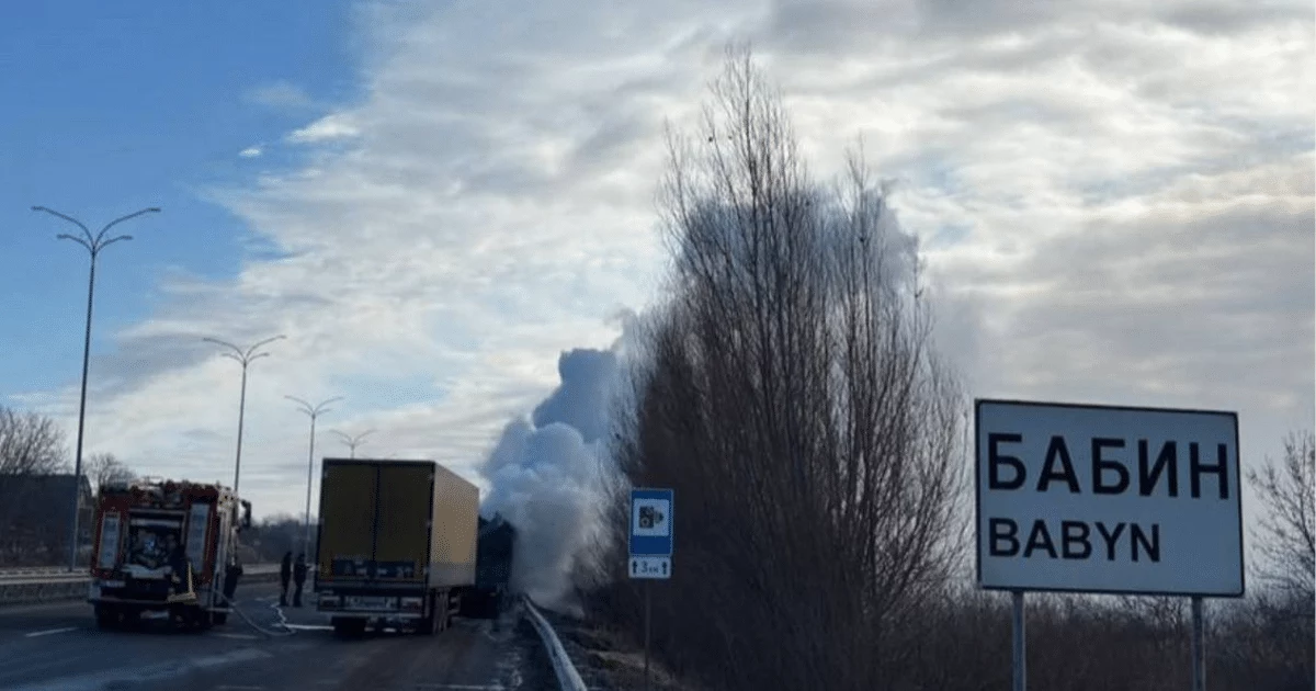 Трасу Київ - Чоп перекрили: на М-06 загорілася фура, рух у бік столиці зупинено